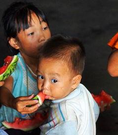 吃瓜的小孩子,跟随小孩子的视角探索夏日乐趣