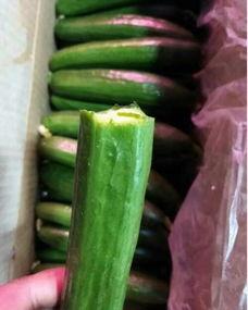 小孩削水果吃瓜,小手削果，瓜香四溢的欢乐时光