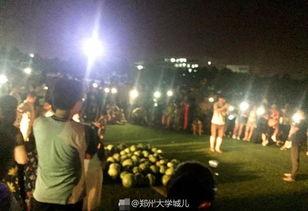 吃瓜群众赶到现场,吃瓜群众齐聚一堂，揭秘事件真相